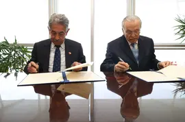 El presidente de Cantabria, Miguel &Aacute;ngel Revilla, firma con el presidente de la Fundaci&oacute;n La Caixa, Isidro Fain&eacute;, el acuerdo marco de colaboraci&oacute;n en materia de acci&oacute;n social, educativa, cient&iacute;fica y cultural para 2023, que incluye un convenio con la Fundaci&oacute;n Camino Lebaniego para la programaci&oacute;n del A&ntilde;o Jubilar. Asisten tambi&eacute;n al acto los consejeros de Industria, Turismo, Innovaci&oacute;n, Transporte y Comercio, Francisco Javier L&oacute;pez Marcano, y de Presidencia, Interior, Justicia y Acci&oacute;n Exterior, Paula Fern&aacute;ndez.
22 MAR 23
