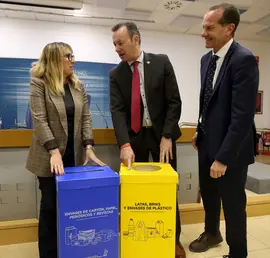 Los consejeros de Desarrollo Rural, Ganader&iacute;a, Pesca, Alimentaci&oacute;n y Medio Ambiente, Guillermo Blanco, y de Empleo y Pol&iacute;ticas Sociales, Eugenia G&oacute;mez de Diego, presentan, en rueda de prensa, junto al director de Gesti&oacute;n Local y Auton&oacute;mica de ECOEMBES, &Aacute;ngel Hervella, la campa&ntilde;a de concienciaci&oacute;n de reciclaje &lsquo;Recicla en tu centro- Accesible&rsquo;.
22 MAR 23