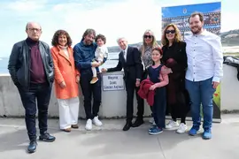 13:00 horas. Puerto de Comillas. El consejero de Industria, Turismo, Innovaci&oacute;n, Transporte y Comercio, Javier L&oacute;pez Marcano, inaugura el mirador 'Daniel S&aacute;nchez Ar&eacute;valo' acompa&ntilde;ado por el cineasta. 25 de marzo de 2023 &copy; Ra&uacute;l Lucio