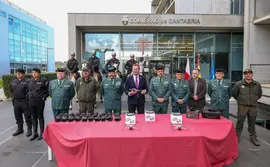 Pesca, Alimentaci&oacute;n y Medio Ambiente
El consejero de Desarrollo Rural, Ganader&iacute;a, Pesca, Alimentaci&oacute;n y Medio Ambiente, Guillermo Blanco, entrega a la Guardia Civil material para actuaciones medioambientales subvencionado por la Consejer&iacute;a.

23 mar 27