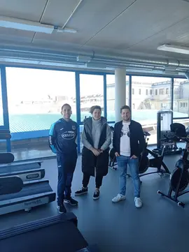 Los concejales de Deporte y Empleo, Ana Santiago y Fran Gasc&oacute;n reciben al t&eacute;cnico de actividades deportivas en el gimnasio municipal