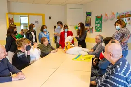 La consejera de empleo , Eugenia G&oacute;mez de Diego, visita el centro de Atenci&oacute;n a la Dependencia de Cueto y su Servicio de terapia asistida con perros. 13 ABRIL 2023 &copy; Miguel De la Parra