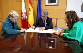 El presidente de Cantabria, Miguel &Aacute;ngel Revilla, recibe al atleta Adri&aacute;n Hinojosa. 
17 ABRIL 23