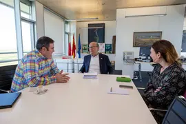 El consejero de Industria, Turismo, Innovaci&oacute;n, Transporte y Comercio, Javier L&oacute;pez Marcano, recibe al alcalde del ayuntamiento de Miera. 19 ABRIL 2023 &copy; Miguel De la Parra