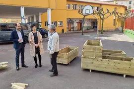 Jose Luis Urraca y ecologistas en acci&oacute;n junto a los bancales construidos en el CEIP Jos&eacute; Mar&iacute;a Pereda