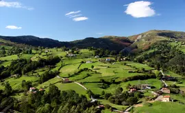 Paisaje_de_prados_de_siega_en_Cantabria_(Espa&ntilde;a)._Monte_(Riotuerto),_Barrio_de_Idiopuerta