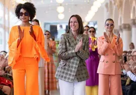 Moda Norte &middot; Elisa &Aacute;lvarez saluda al finalizar el desfile de Cyrana en Moda Norte 2023