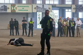13:00 horas. Mercado Nacional de Ganados de Torrelavega
La consejera de Presidencia, Interior, Justicia y Acci&oacute;n Exterior, Paula Fern&aacute;ndez, asiste al ejercicio pr&aacute;ctico realizado por polic&iacute;as locales ante un ataque terrorista (AMOK), dentro del Plan de formaci&oacute;n de seguridad ciudadana. 27 ABRIL 2023 &copy; Miguel De la Parra