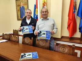 El alcalde de Suances, Andr&eacute;s Ruiz Moya y el concejal de Festejos, Jos&eacute; Luis Plaza con los carteles que anuncian San Isidro 2023