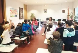 La alcaldesa de Comillas recibe a los estudiantes de primero y segundo de primaria del colegio Jes&uacute;s Cancio