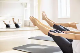 amigos-haciendo-ejercicio-juntos-gimnasio-2048x1365
