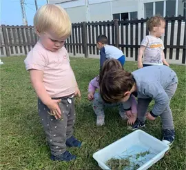 Ni&ntilde;os en la escuela infantil