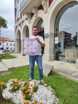 Fran Gasc&oacute;n con el cartel del mes de julio del programa  Divi&eacute;rtete Nin
