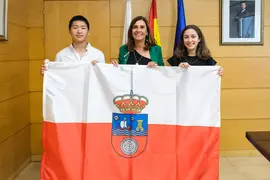 12:00 horas. Sala de Consejo de Gobierno de Cantabria (6&ordf; planta). La consejera de Presidencia, Interior, Justicia y Acci&oacute;n Exterior en funciones, Paula Fern&aacute;ndez, entrega la bandera de Cantabria a los participantes en la ruta Quetzal. 28 de junio de 2023 &copy; Ra&uacute;l Lucio