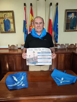 Jos&eacute; Luis Plaza, concejal de Festejos del Ayuntamiento de Suances con el programa de fiestas del Carmen 2023