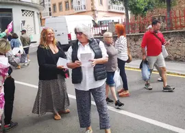 Carmen Mart&iacute;n_reparto de folletos en Reinosa