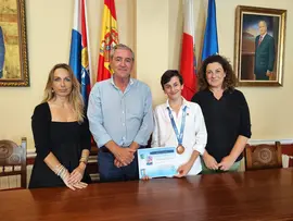 Sa&uacute;l Palomera entre el alcalde, Ruiz Moya y  la Concejala de Deportes Ana Santiago y acompa&ntilde;ados por la entrenadora Sonia Cotera