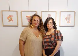 La concejala de Mujer, Raquel Fern&aacute;ndez, junto a la artista suancina, Silvia D&iacute;as Mart&iacute;nez en la inauguraci&oacute;n de la muestra