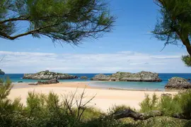 Playa de Ris con las islas San Pedruco y La Oliva al fondo_11zon