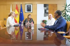 13:00.- Sala del Consejo de Gobierno. La presidenta de Cantabria, Mar&iacute;a Jos&eacute; S&aacute;enz de Buruaga, se re&uacute;ne con los nuevos propietarios del Racing de Santander.  4 de agosto de 2023 &copy; Ra&uacute;l Lucio