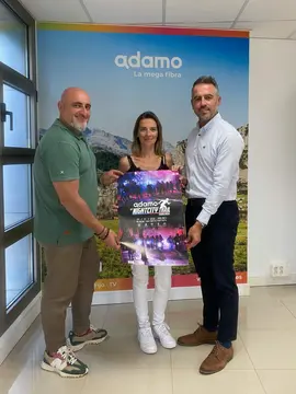 SERGIO REIGADAS (CON CAMISA, A LA DERECHA) Y C&Eacute;SAR PEL&Aacute;EZ (AMBOS DE LA NIGHT CITY TRAIL) Y BEATRIZ HIGUERAS (ADAMO)