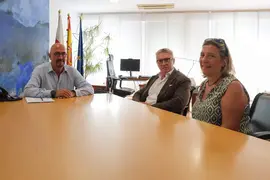 12.00 horas. Despacho del consejero. El consejero de Salud, C&eacute;sar Pascual, recibe al presidente y gerente de la AECC Cantabria, Pedro Prada y a Celia Garc&iacute;a Horta. 23 de agosto de 2023 &copy; Ra&uacute;l Lucio