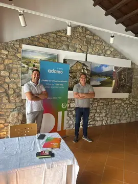 DAVID LLANO, RESPONSABLE ADAMO CANTABRIA (IZDA) Y EDUARDO GUTI&Eacute;RREZ, ALCALDE SAN MIGUEL