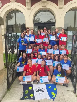 Componentes de la Academia Best Danza junto a las autoridades municipales