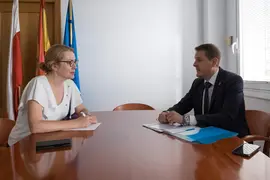 10:30.- Despacho de la consejera. La consejera de Cultura, Turismo y Deporte, Eva Guillermina Fern&aacute;ndez, se re&uacute;ne con el alcalde de San Felices de Buelna. Jos&eacute; Antonio Cobo. 13 de septiembre de 2023 &copy; Ra&uacute;l Lucio