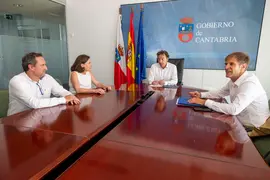 16:30 horas. Despacho del consejero
El consejero de Desarrollo Rural, Ganader&iacute;a, Pesca y Alimentaci&oacute;n, Pablo Palencia, recibe al presidente de CEOE-CEPYME Cantabria, Enrique Conde, junto a Isabel Cuesta (directora general); Francisco Aguilera (coordinador de la Oficina Agroalimentaria de CEOE), y Eduardo Sanfilippo, presidente de CONSESA.   21 AGOSTO 2023 &copy; Miguel De la Parra