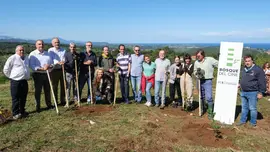 12:00 horas. Canales (Ud&iacute;as). El consejero de Fomento, Ordenaci&oacute;n del Territorio y Medio Ambiente, Roberto Media, asiste a plantaci&oacute;n de 150 &aacute;rboles con el equipo de la pel&iacute;cula `Campeones&acute; con motivo del Festival de Cine de Santander. 18 de septiembre de 2023 &copy; Ra&uacute;l Lucio