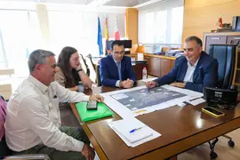 10:45 horas. Despacho del consejero de Fomento, Ordenaci&oacute;n del Territorio y Medio Ambiente. El consejero de Fomento, Ordenaci&oacute;n del Territorio y Medio Ambiente, Roberto Media, recibe a la Plataforma Inundaciones Molleda. 19 de septiembre de 2023 &copy; Ra&uacute;l Lucio