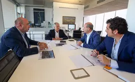 El consejero de Industria, Empleo, Innovaci&oacute;n y Comercio, Eduardo Arasti, recibe a Ferroglobe. 
20 OCT 23