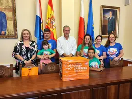 Organizadores de la marcha con el alcalde de Suances, Andr&eacute;s Ruiz, duramte el recuento de la recaudaci&oacute;n solidaria