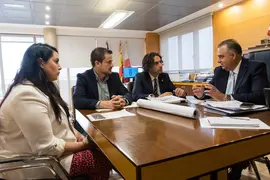 09:00 horas - Despacho del consejero. El consejero de Fomento, Ordenaci&oacute;n al Territorio y Medio Ambiente, Roberto Media, recibe al alcalde de El Astillero, Javier Fern&aacute;ndez Sober&oacute;n. 2 de octubre de 2023 &copy; Ra&uacute;l Lucio