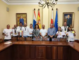 Deportistas del Cocoa Brasilian Jiu Jitsu junto a las autoridades municipales en la recepci&oacute;n en el Ayuntamiento de Suances