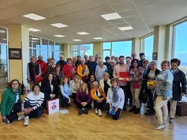 El Club de Lectura de Rub&iacute; junto al concejal de Cultura, Fran Gasc&oacute;n, en su visita a la Biblioteca de Suances