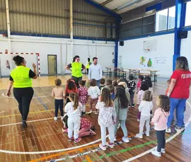 El concejal de Infancia y Juventud, Fran Gasc&oacute;n en su visita a una sesi&oacute;n de los Talleres de Oto&ntilde;o