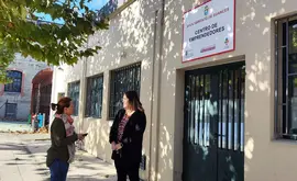 La concejala de Empleo (dcha), Paula Hoyos Guti&eacute;rrez conversa con la t&eacute;cnico del  Centro Municipal de Empredimiento de Suances