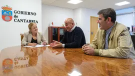 18:00 horas. Despacho. La consejera de Presidencia, Justicia, Seguridad y Simplificaci&oacute;n Administrativa, Isabel Urrutia, recibe al alcalde de Cartes, Agust&iacute;n Molleda. 25 de octubre de 2023 &copy; Ra&uacute;l Lucio