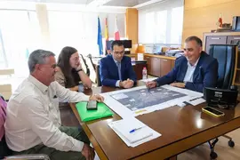 10:45 horas. Despacho del consejero de Fomento, Ordenaci&oacute;n del Territorio y Medio Ambiente. El consejero de Fomento, Ordenaci&oacute;n del Territorio y Medio Ambiente, Roberto Media, recibe a la Plataforma Inundaciones Molleda. 19 de septiembre de 2023 &copy; Ra&uacute;l Lucio