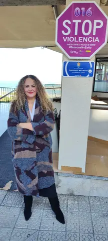 Raquel fern&aacute;ndez, conecjala de Mujer, junto a la  se&ntilde;al instalada de la campa&ntilde;a