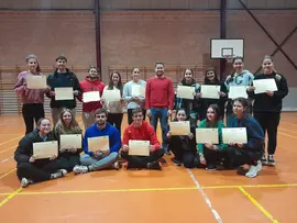 El concejal de Agenda 2030, Fran Gasc&oacute;n, hizo entrega a los participantes de su acreditaci&oacute;n te&oacute;rica del Curso de Monitor de Tiempo Libre
