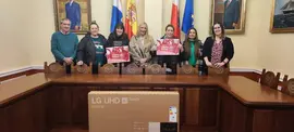 Momento de la entrega de premios de la campa&ntilde;a Rasca y Gana de Navidad 2023