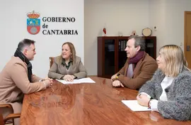 10:30.- Despacho de la consejera
La consejera de Presidencia, Justicia, Seguridad y Simplificaci&oacute;n Administrativa, Isabel Urrutia, se re&uacute;ne con el alcalde de Santo&ntilde;a
