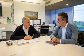 09.30.- Despacho del consejero
El consejero de Industria, Empleo, Innovaci&oacute;n y Comercio, Eduardo Arasti, se re&uacute;ne con el alcalde de Camargo, Diego Movell&aacute;n.  3 ENERO 2024 &copy; Miguel De la Parra