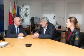 10.30.- Despacho del consejero
El consejero de Salud, C&eacute;sar Pascual, se re&uacute;ne con el alcalde de Valderredible, Fernando Fern&aacute;ndez.