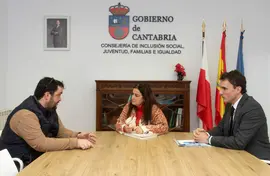10.30.- Despacho de la consejera
La consejera de Inclusi&oacute;n Social, Juventud, Familias e Igualdad, Bego&ntilde;a G&oacute;mez, se re&uacute;ne con el presidente de la Asociaci&oacute;n de Autoescuelas de Cantabria, Alberto Santamar&iacute;a.