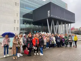 Grupo de mujeres participantes en la salida a Bilbao al Sal&oacute;n de Tendencias Creativas organizado por la Oficina de la Mujer de Suances