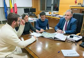 El consejero de Fomento, Ordenaci&oacute;n del Territorio y Medio Ambiente, Roberto Media, se re&uacute;ne con representantes de la junta vecinal de Sarceda en Tudanca. 
9 febrero 24
